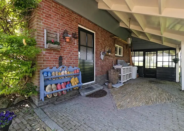 Idyllisch En Knus Huisje Met Prachtige Veranda.