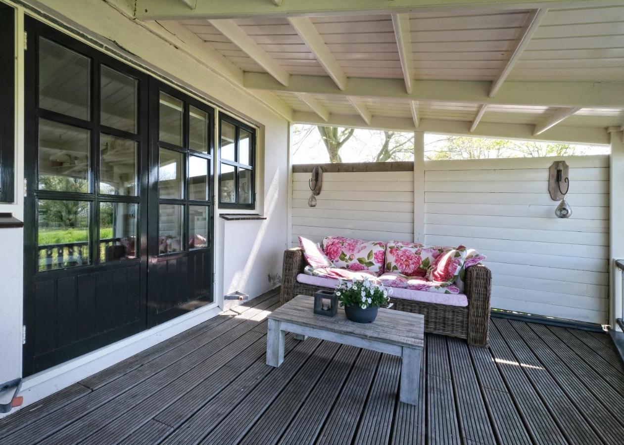 Idyllisch En Knus Met Prachtige Veranda. *